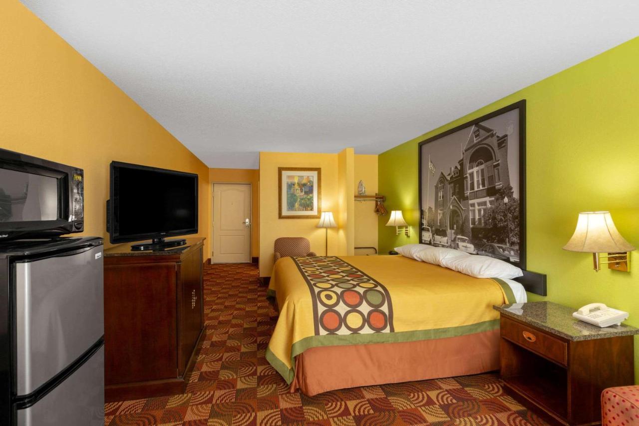 Super 8 By Wyndham Lake Of The Ozarks Eldon Exterior photo
