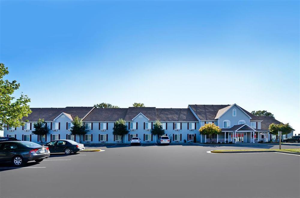 Super 8 By Wyndham Lake Of The Ozarks Eldon Exterior photo