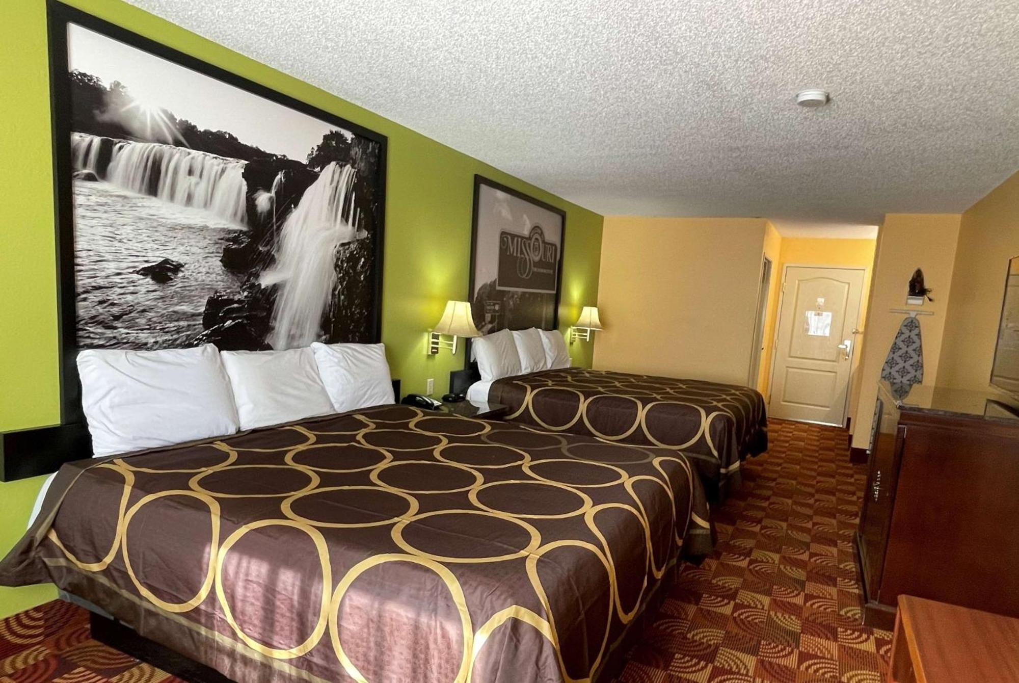 Super 8 By Wyndham Lake Of The Ozarks Eldon Exterior photo