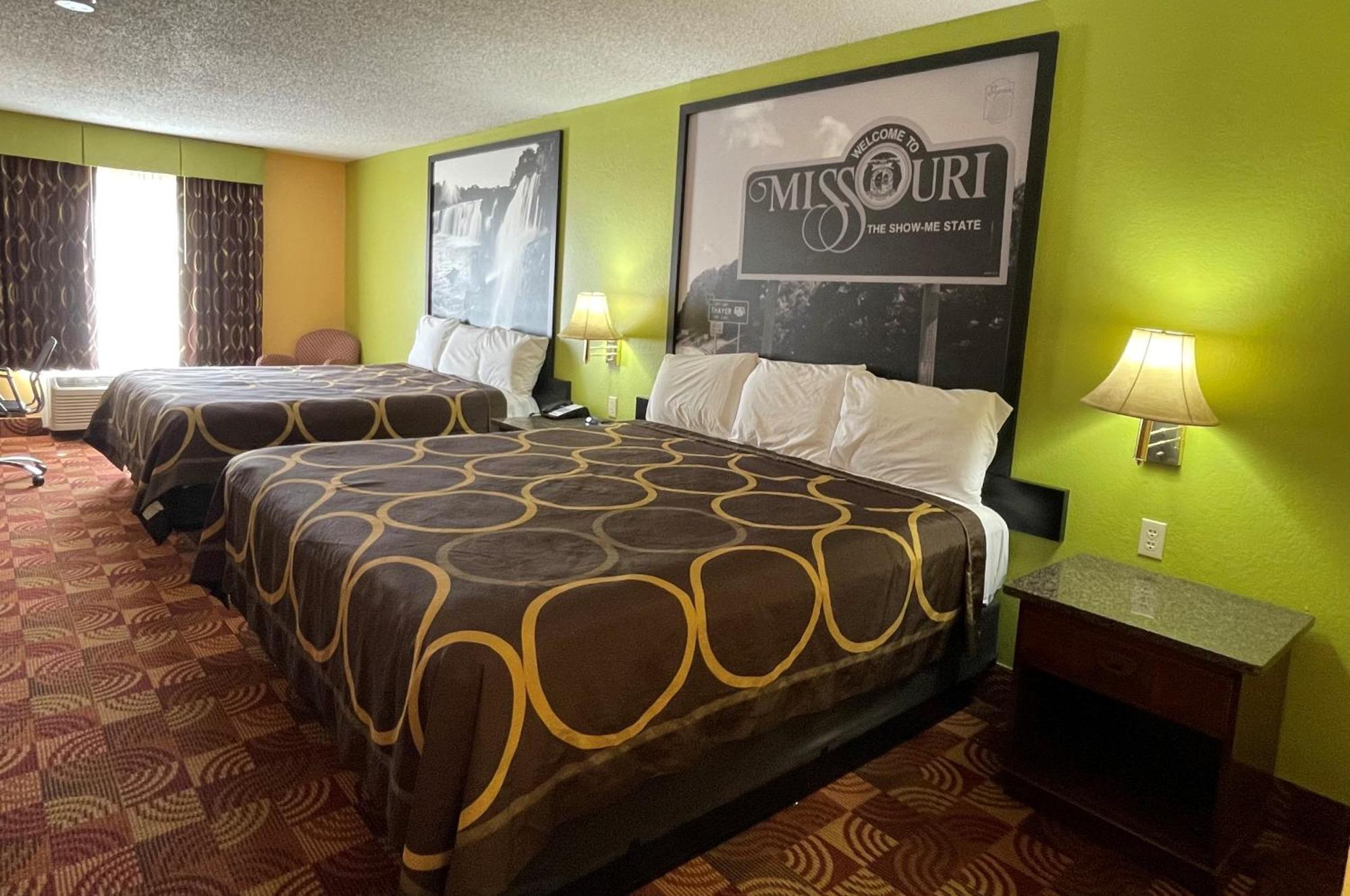 Super 8 By Wyndham Lake Of The Ozarks Eldon Exterior photo
