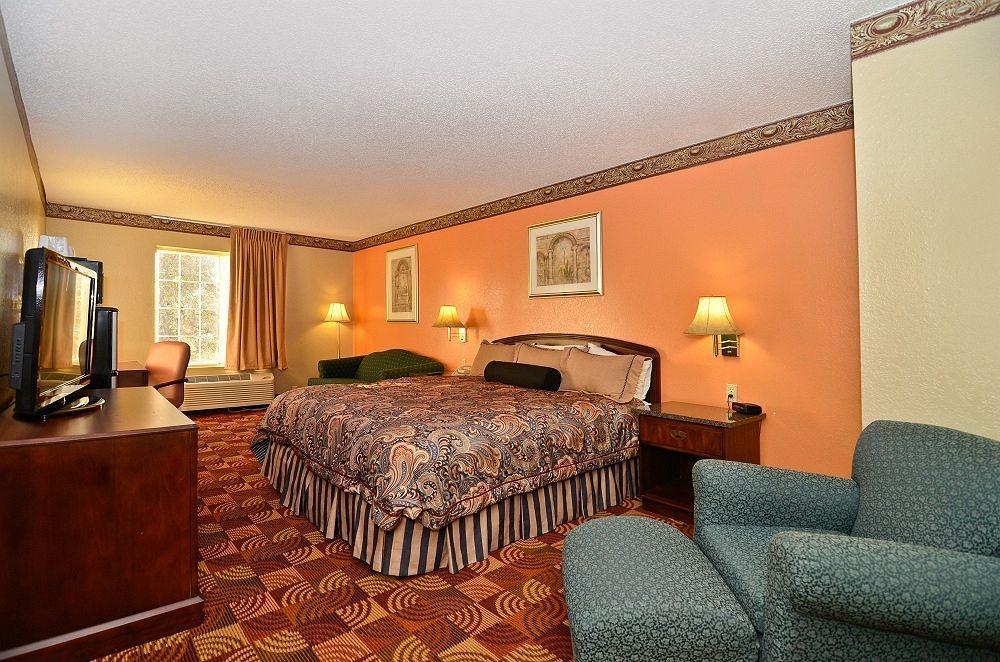 Super 8 By Wyndham Lake Of The Ozarks Eldon Exterior photo