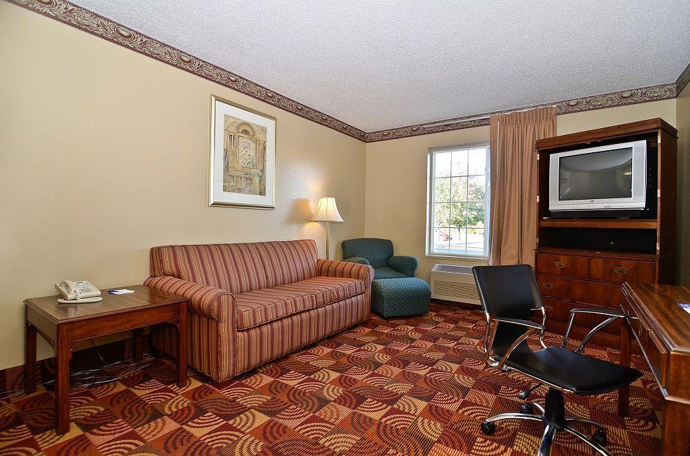 Super 8 By Wyndham Lake Of The Ozarks Eldon Exterior photo