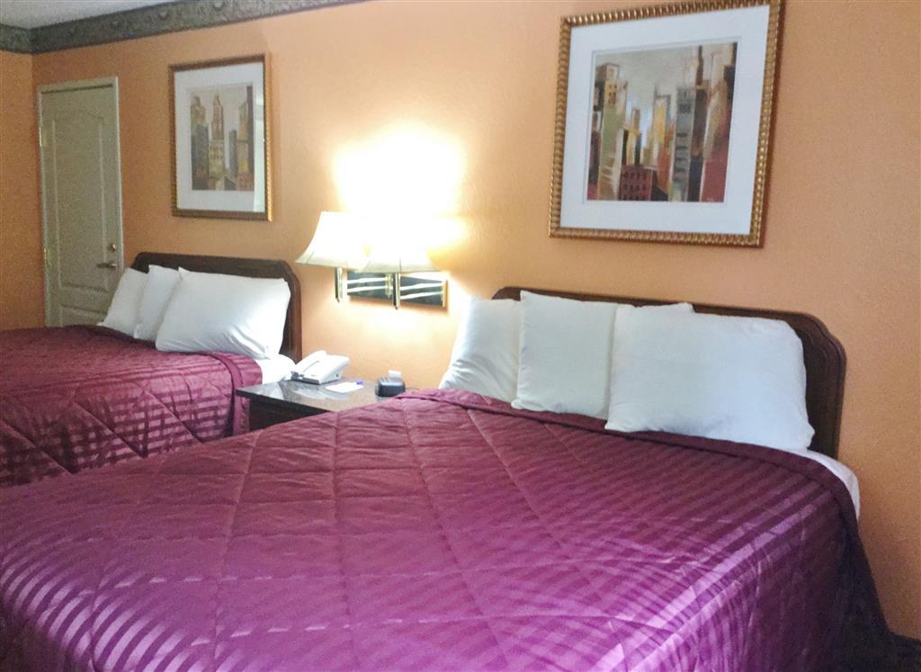 Super 8 By Wyndham Lake Of The Ozarks Eldon Room photo