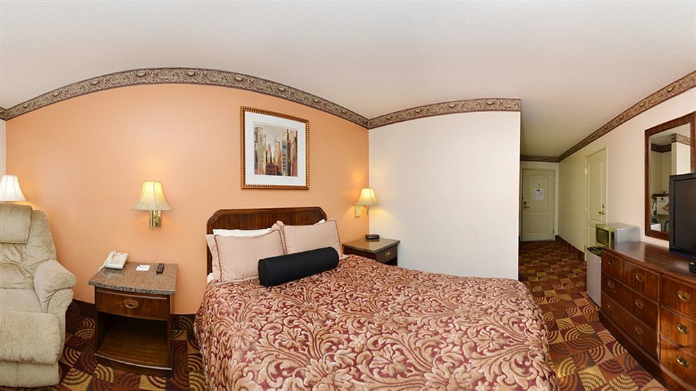 Super 8 By Wyndham Lake Of The Ozarks Eldon Exterior photo