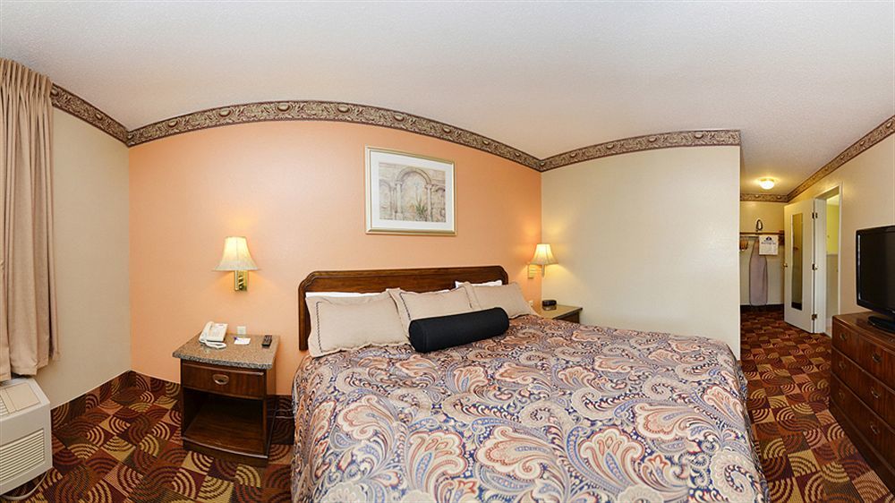 Super 8 By Wyndham Lake Of The Ozarks Eldon Exterior photo