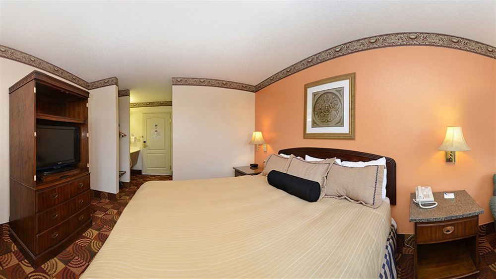 Super 8 By Wyndham Lake Of The Ozarks Eldon Exterior photo