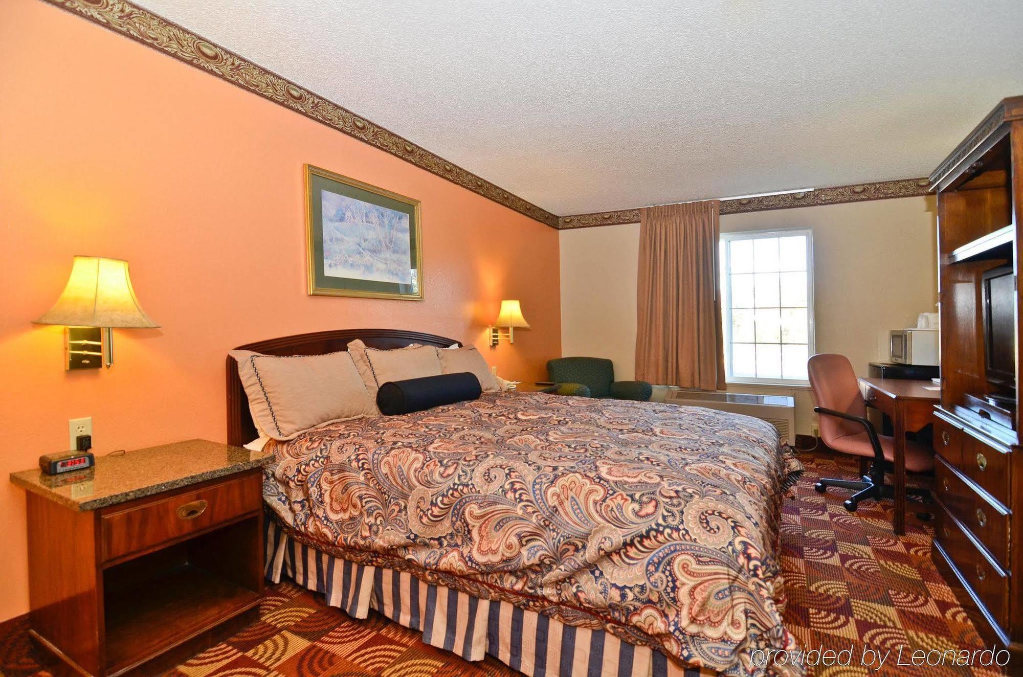 Super 8 By Wyndham Lake Of The Ozarks Eldon Exterior photo