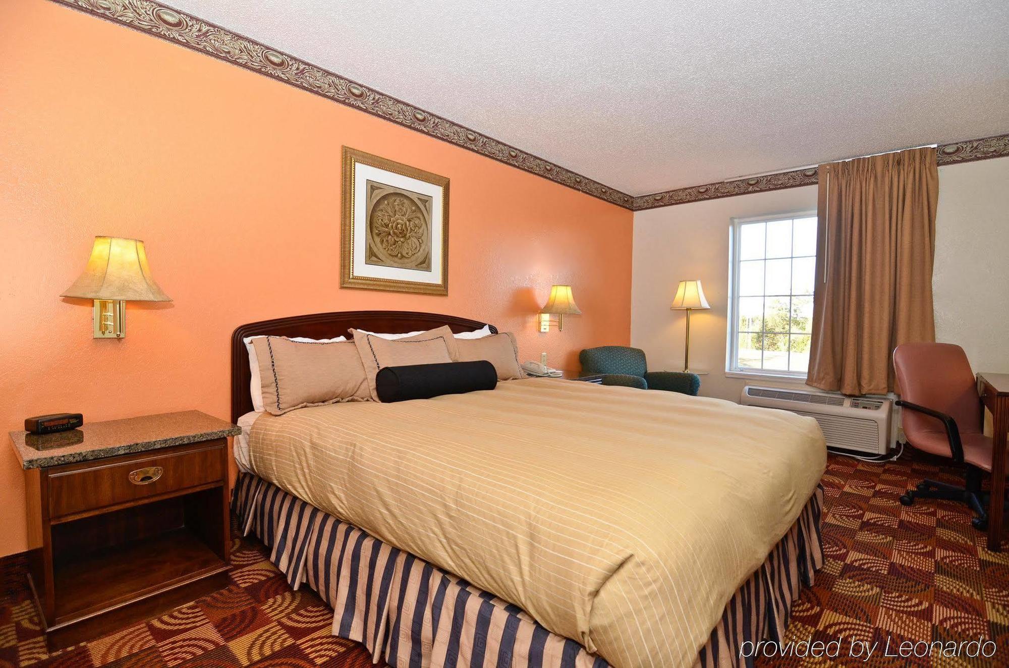 Super 8 By Wyndham Lake Of The Ozarks Eldon Exterior photo