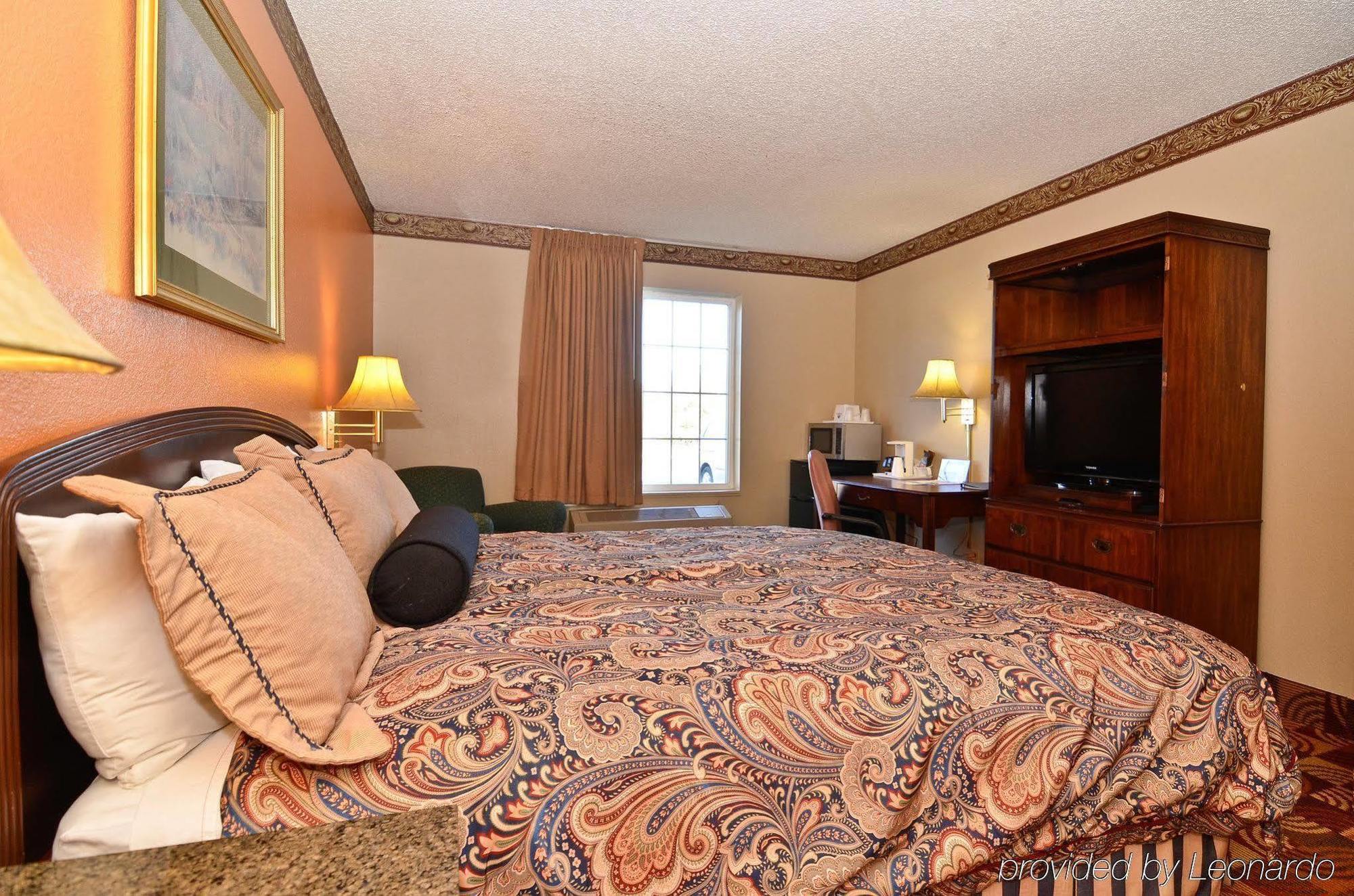Super 8 By Wyndham Lake Of The Ozarks Eldon Exterior photo