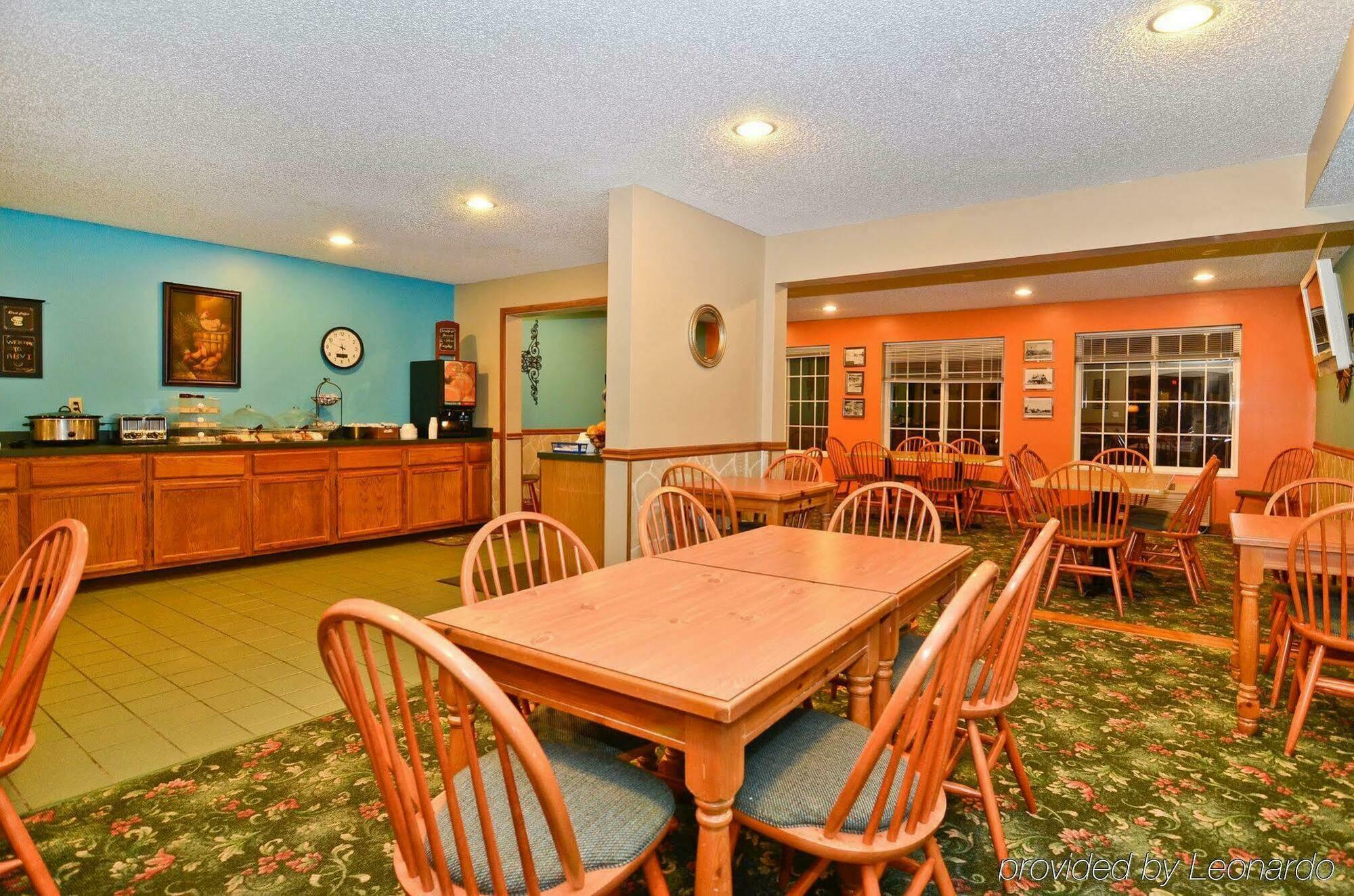 Super 8 By Wyndham Lake Of The Ozarks Eldon Exterior photo